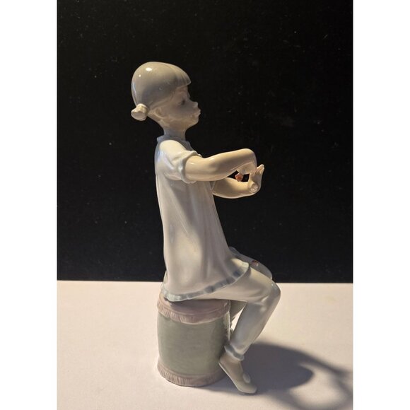 Lladro Porcelain Girl Manicuring Nails 1082 Mint Condition, no box - Picture 4 of 7